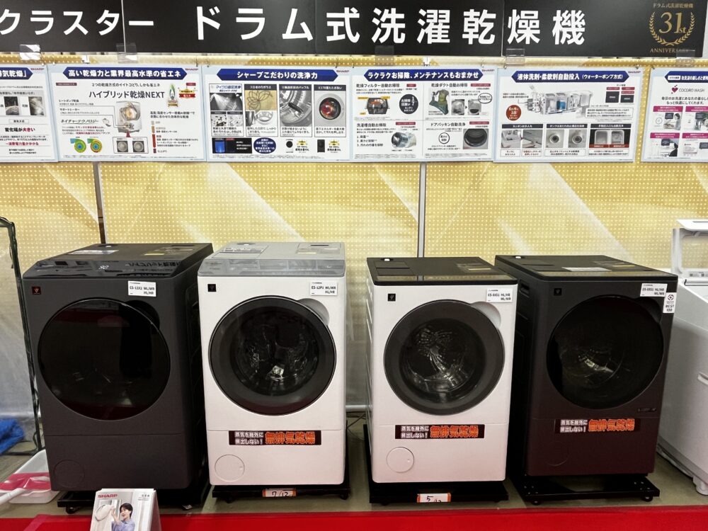 ドラム式洗濯乾燥機を複数機種並べて展示。省エネ性能や衣類へのやさしさを訴求