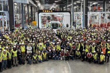 米テスラ、電動トラック「Semi」を量産　構想9 年の長期プロジェクトが結実