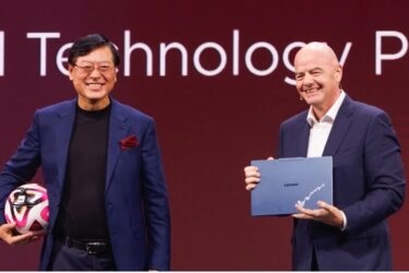 コンピューターや周辺機器を提供するレノボの楊元慶CEO（左）とFIFAのジャンニ・インファンティーノ会長