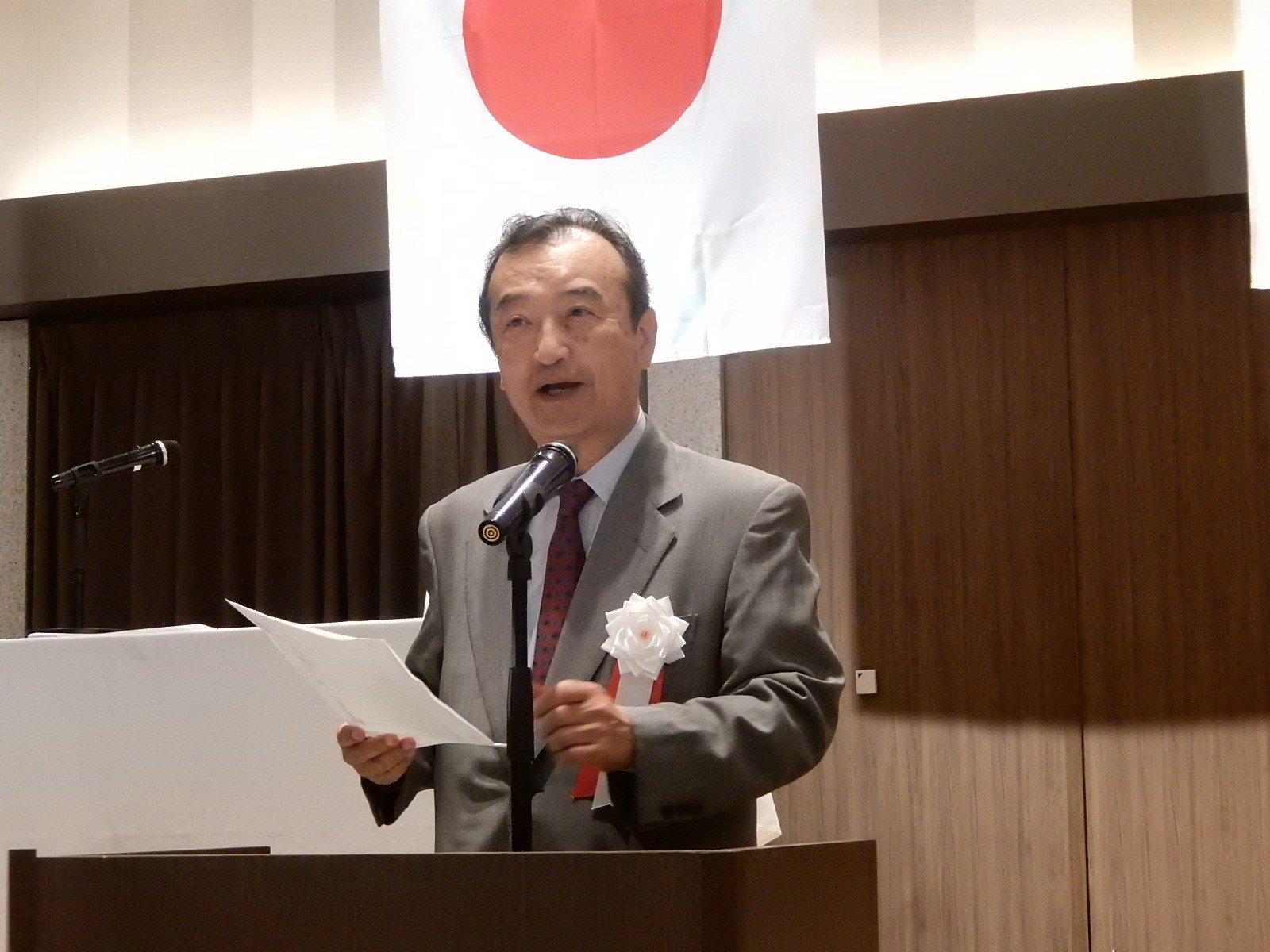 総会冒頭の挨拶を行う屋宮理事長