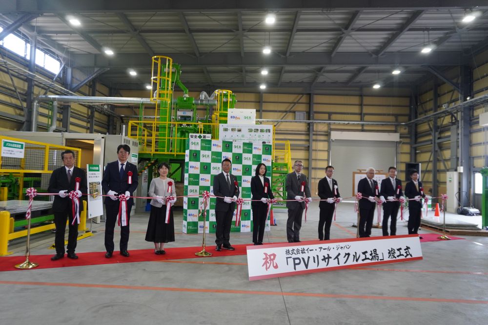 竣工式に登壇した久保会長（左から4番目）、乗常社長（右から4番目）ら