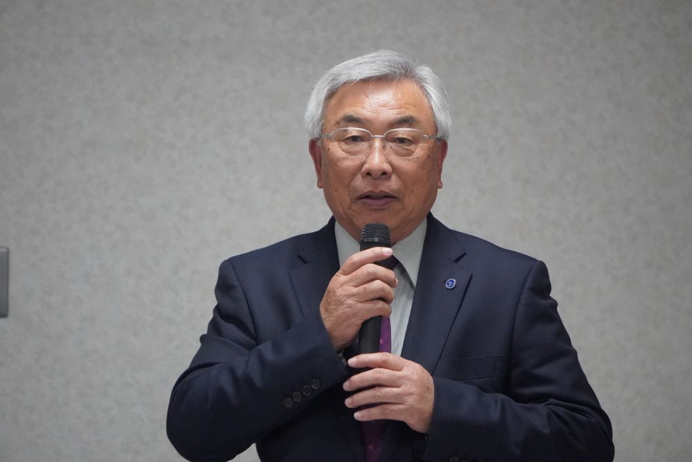 あいさつする武田理事長