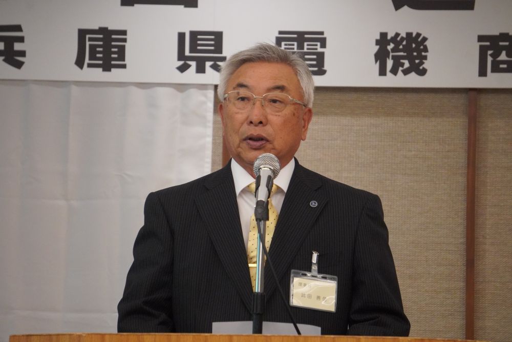 あいさつする武田理事長