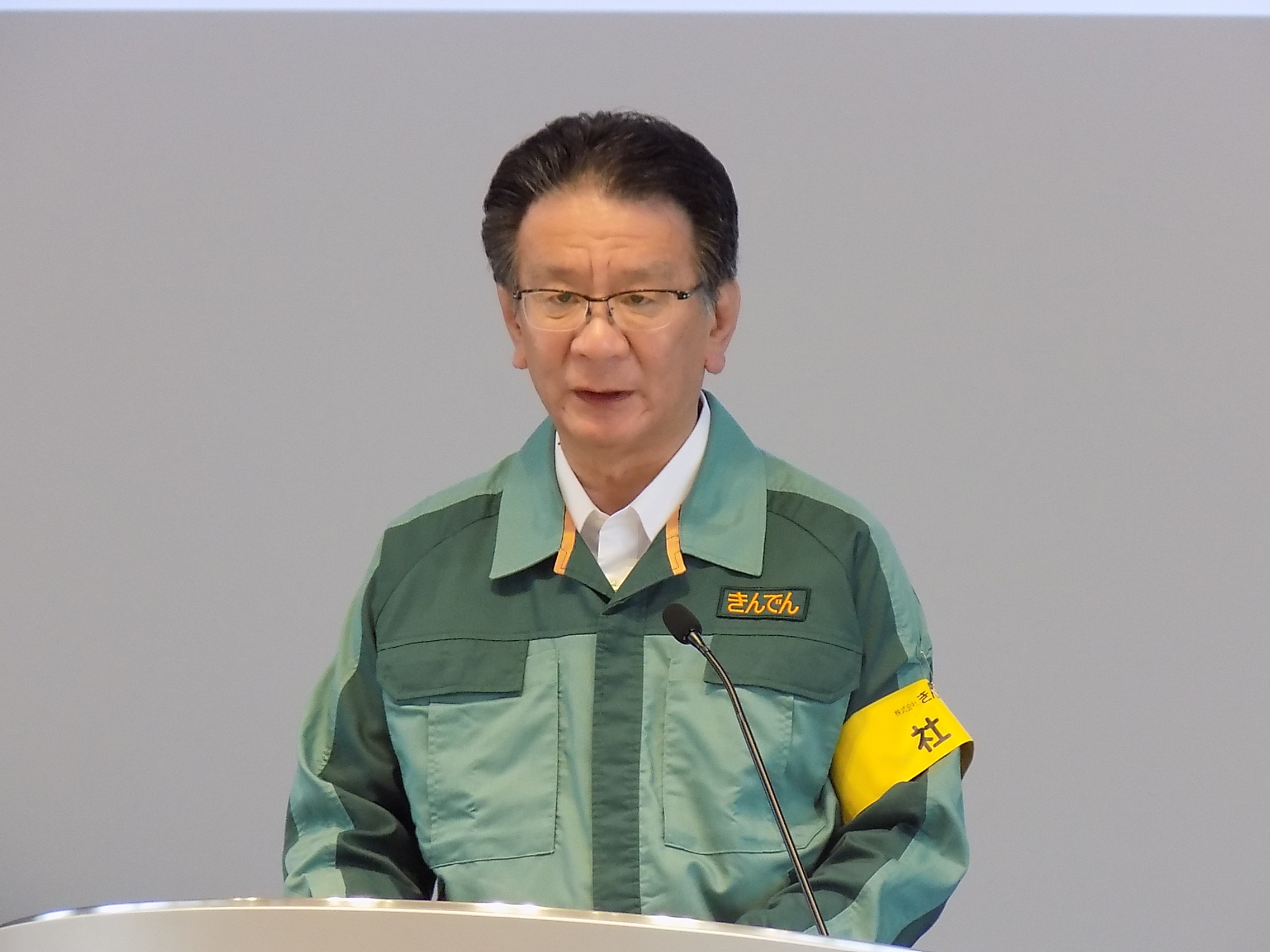 大会であいさつする上坂社長