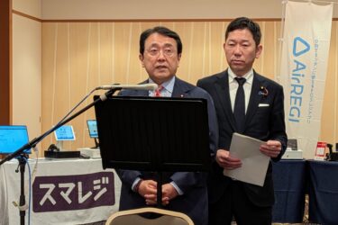 「スマートレジシステム」の普及を後押し、赤澤経産相が商店街で実機体験