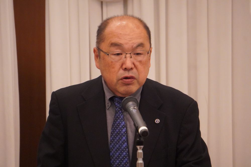 あいさつする浅野理事長