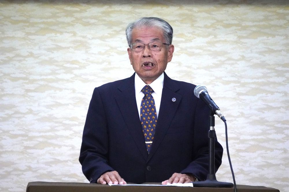 あいさつする巽理事長