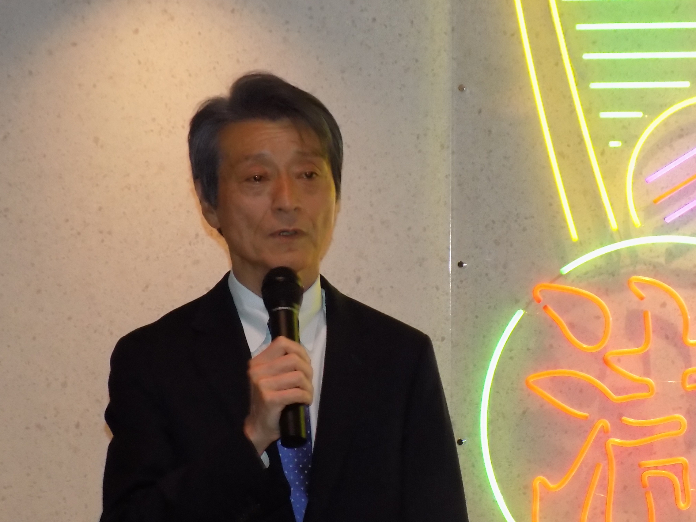 あいさつする野村理事長