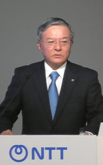 決算説明する島田社長＝8日