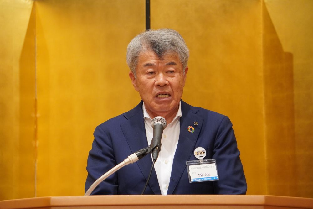 あいさつする寺脇理事長