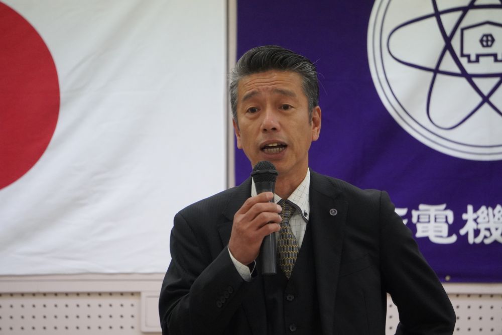 あいさつする敷地理事長