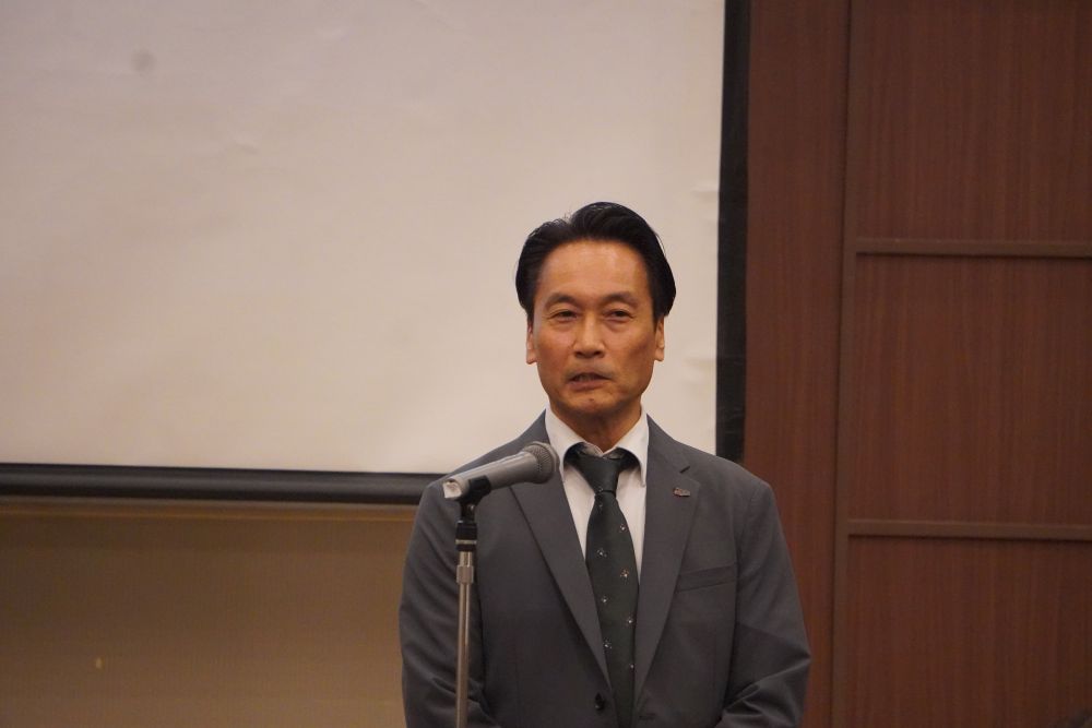 あいさつする服部社長