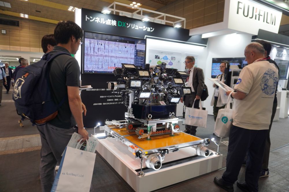 富士フイルムが展示したトンネル内を撮影する撮像機