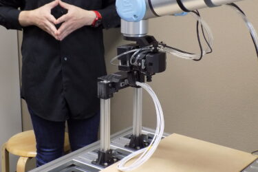 Thinker、ワイヤーハーネスのはめ込み作業を自動化　新型ロボットハンドを開発