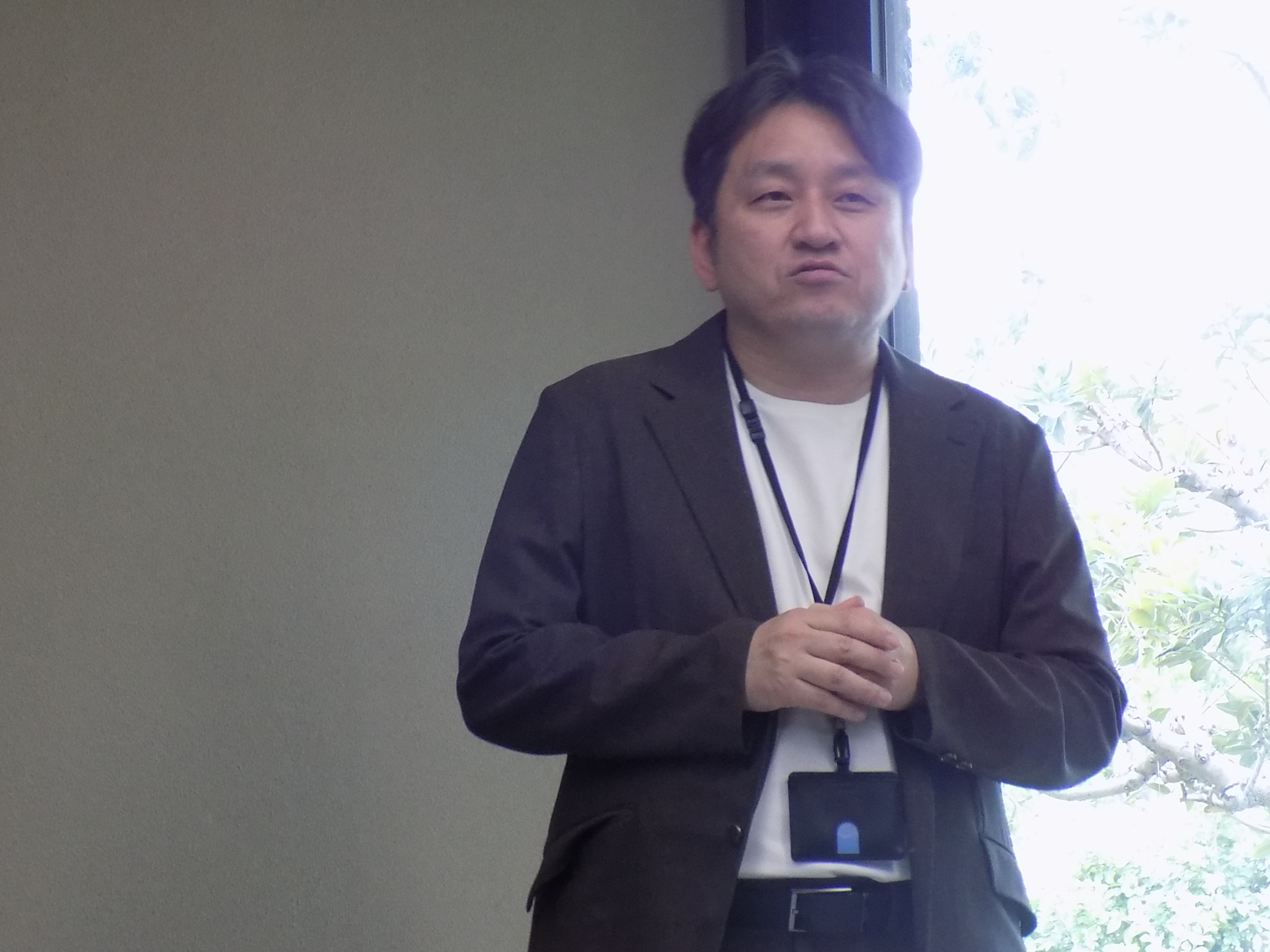 新開発のロボットハンドについて説明する藤本社長