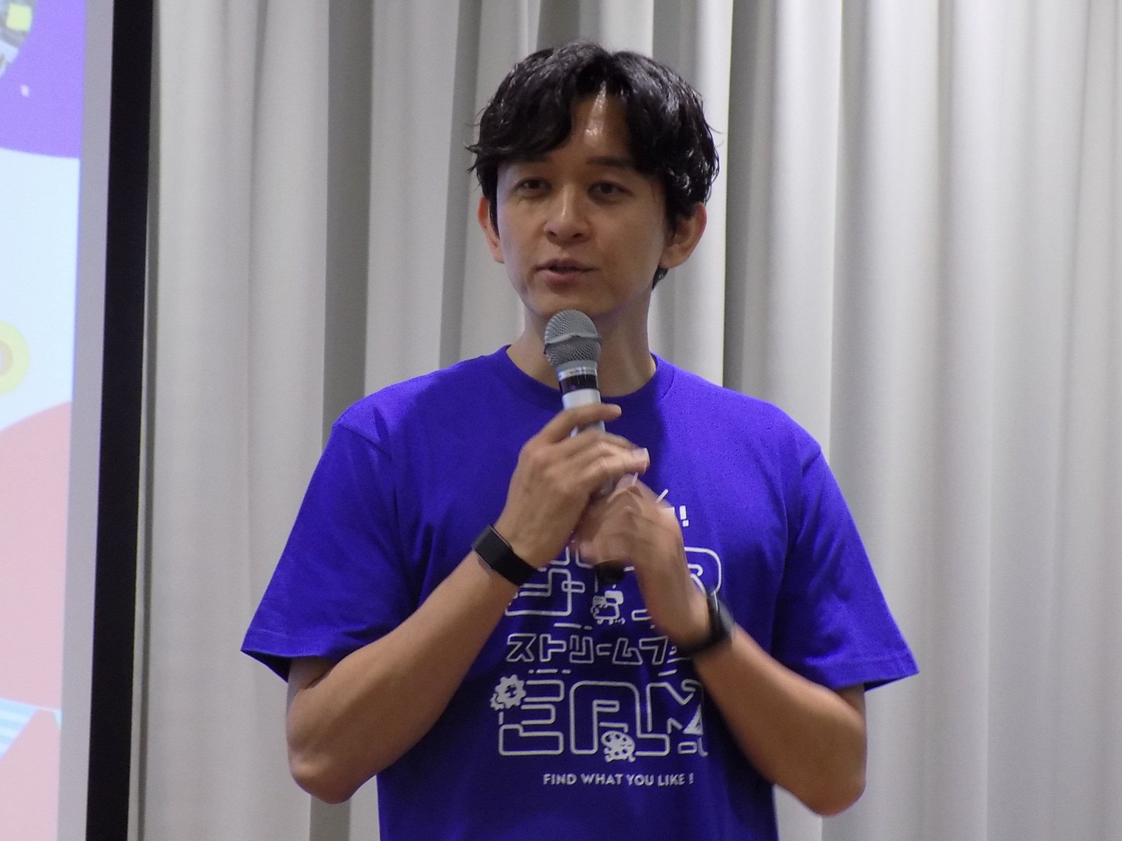 あいさつする重見社長
