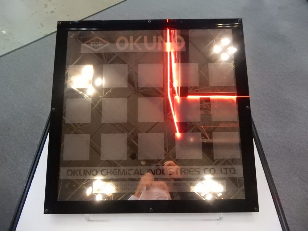 奥野製薬工業は、スルーホールフィリングを施した515×510mmのガラス基板を展示