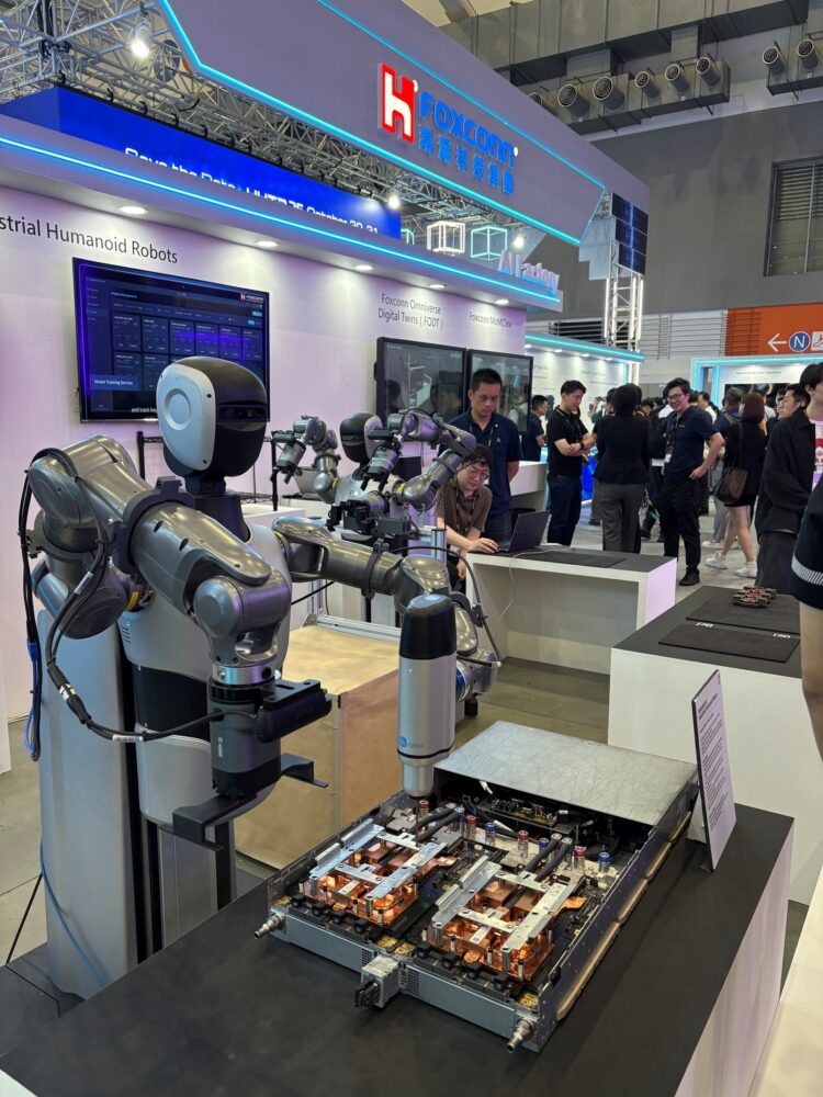 TWTCA会場で台湾のEMS企業、フォックスコンは製造装置に導入したロボットを実演
