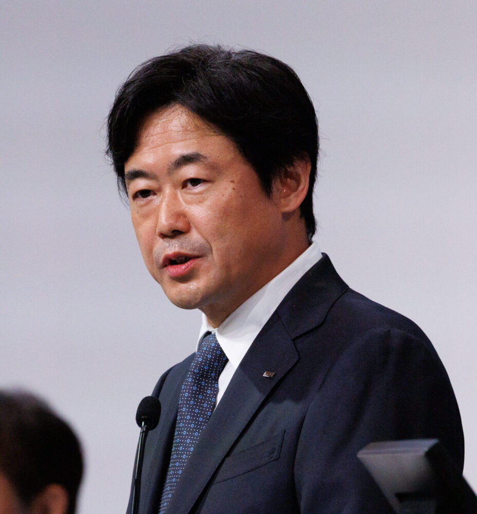 あいさつする松田社長