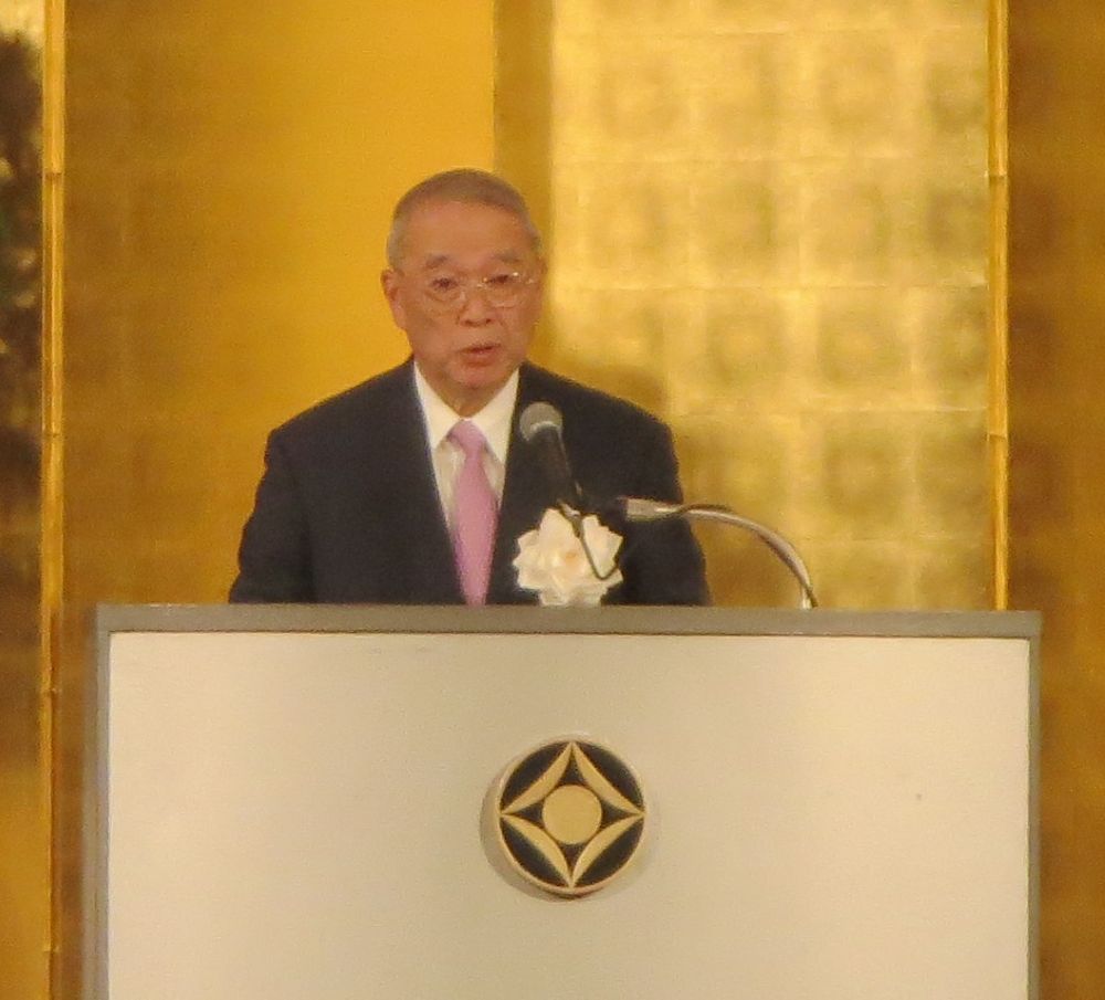 式典であいさつする情報通信月間推進協議会の遠藤会長