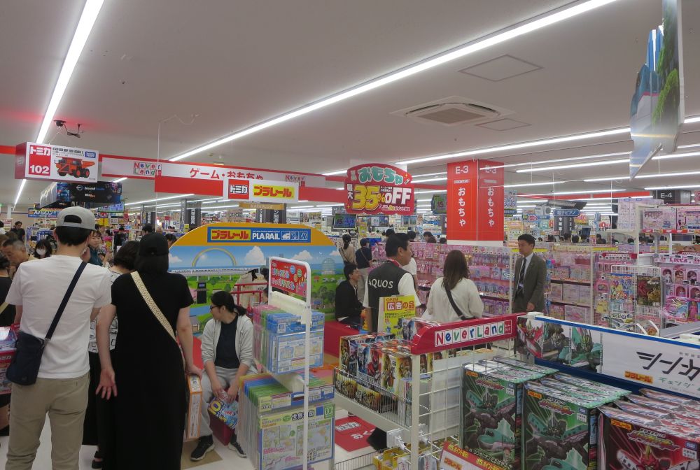 幅広い世代に対応するおもちゃコーナー
