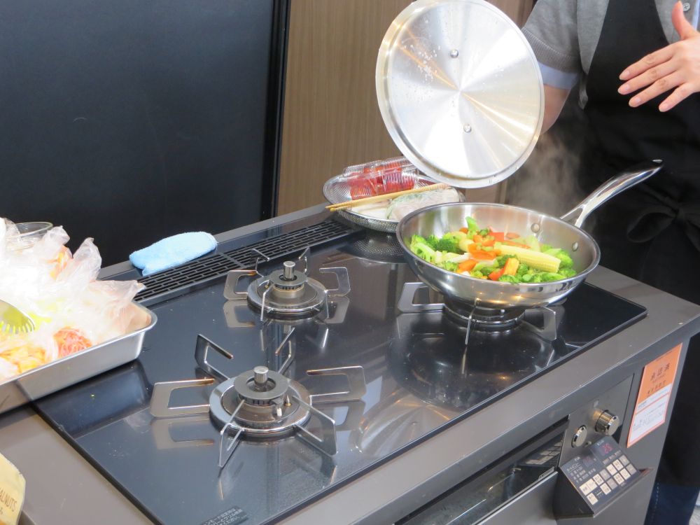 VitaCraftと共同開発した調理器具の実演