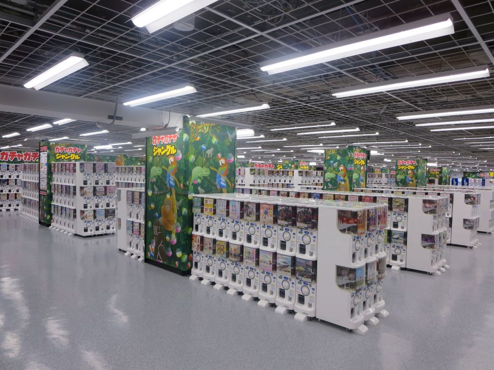 若い女性がメインターゲットの広いカプセルトイコーナー