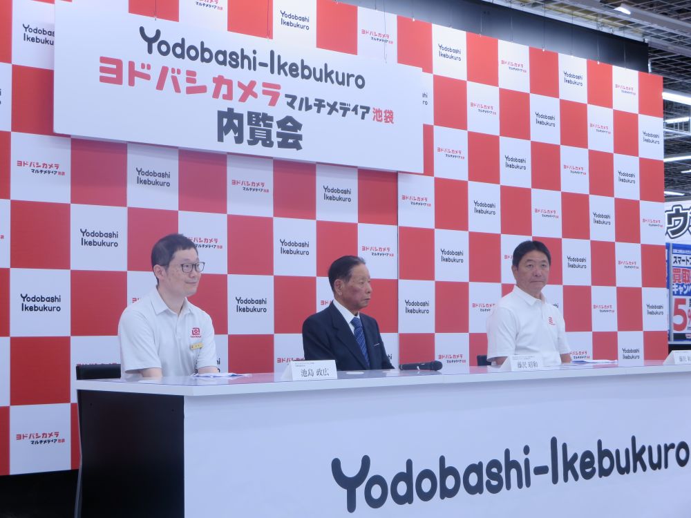 内覧会に登壇した昭和会長（中央）、和則社長（右）、池島店長