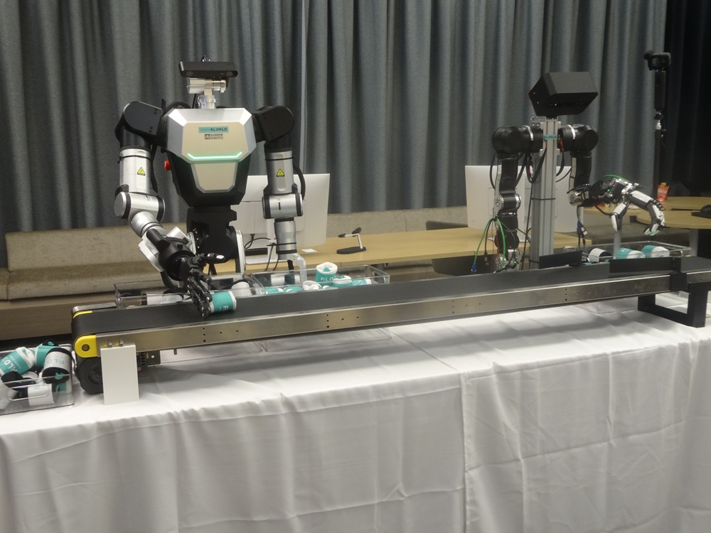 靴下を仕分けるロボットのデモンストレーション