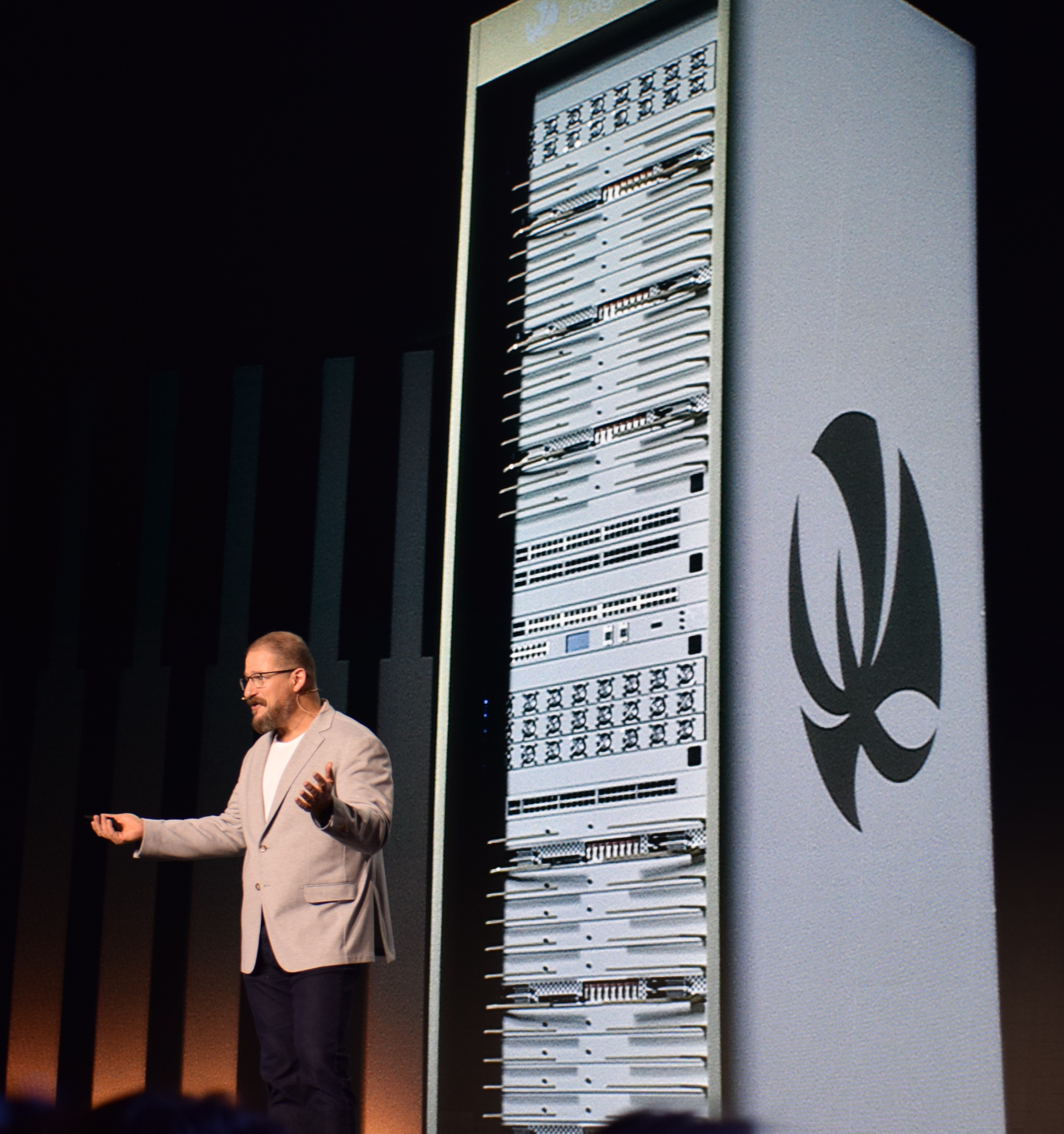 新ブランド「Dragonfly」を披露するアモン氏
