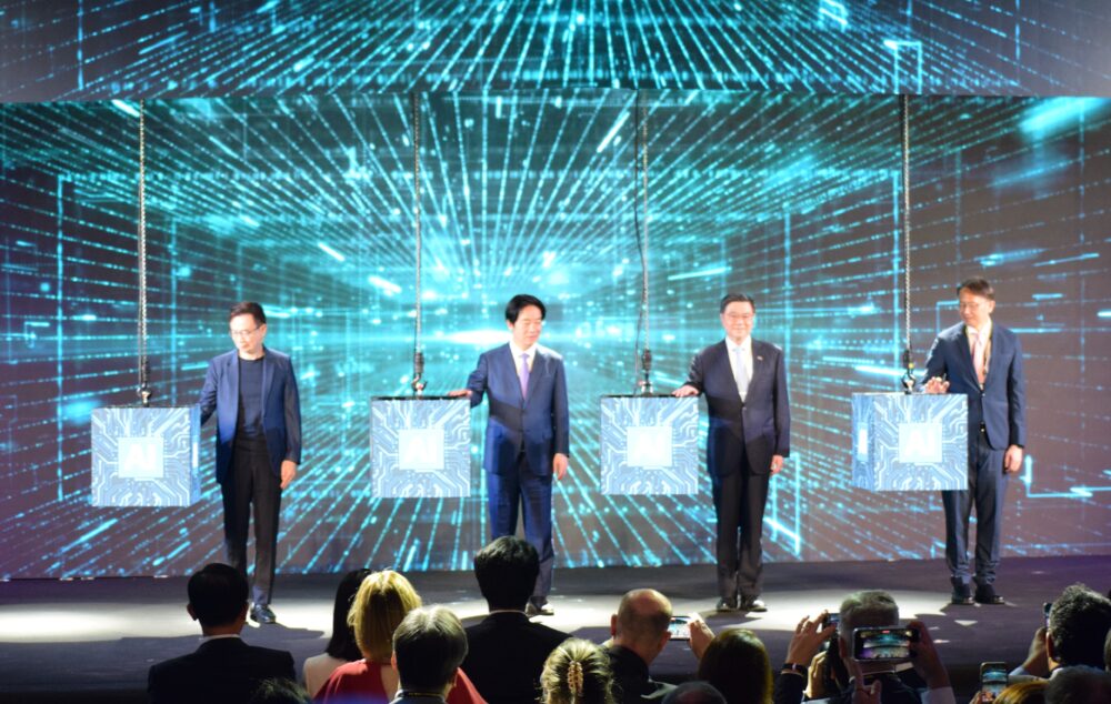 頼総統（左から2人目）やTAITRAの黄董事長（会長、左）、卓行政院長（左から３人目）、TCAの陳理事長（右）がAIキューブに手をかざして、COMPUTEX開幕を祝った