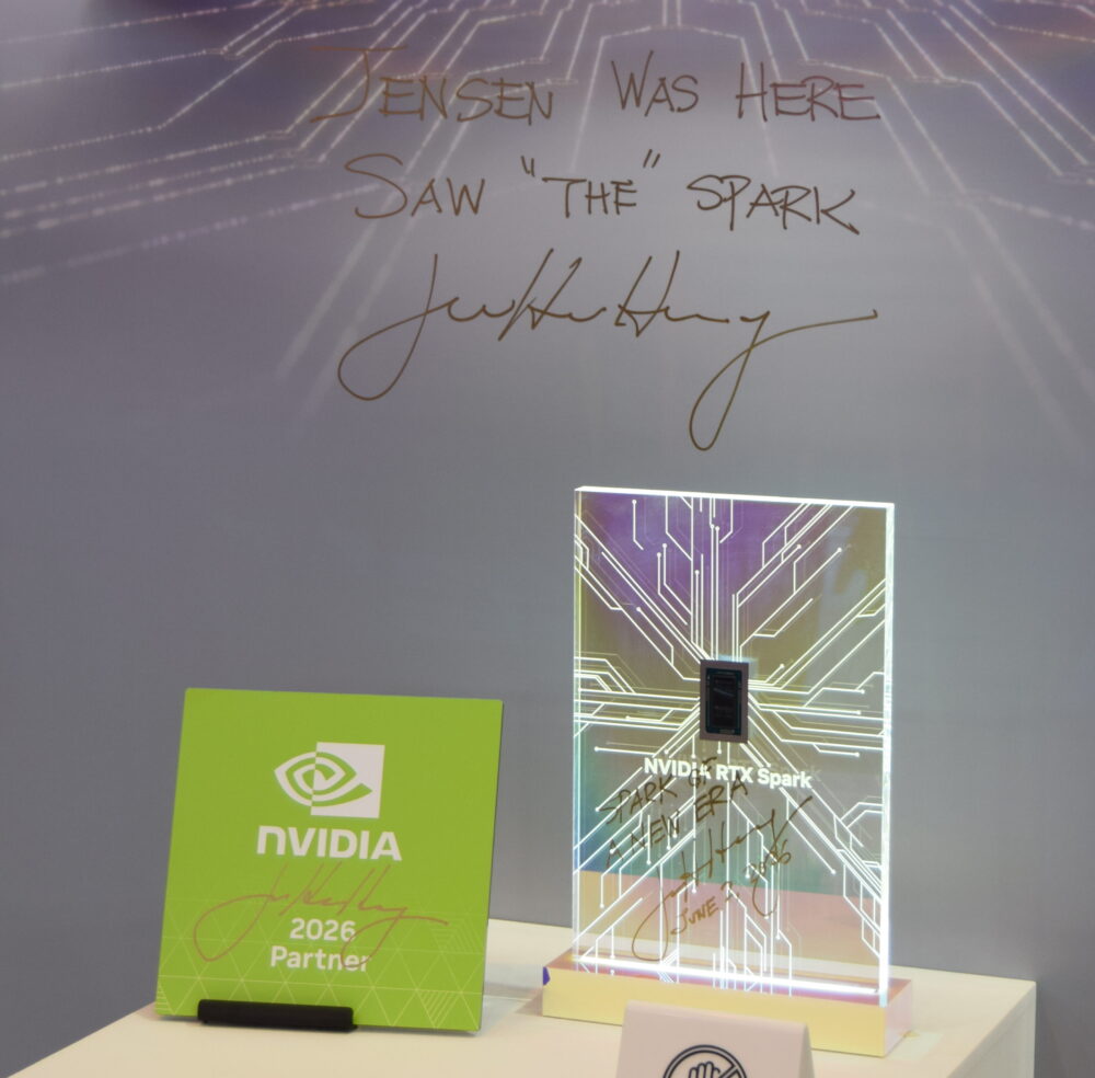 エヌビディアのジェンスン・フアンCEOのサインが入ったWindows PC向け（システム・オン・チップ）「RTX Spark」も展示し、連携をアピール