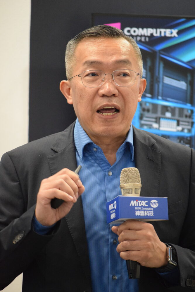 展示ブース内で記者会見する黄社長