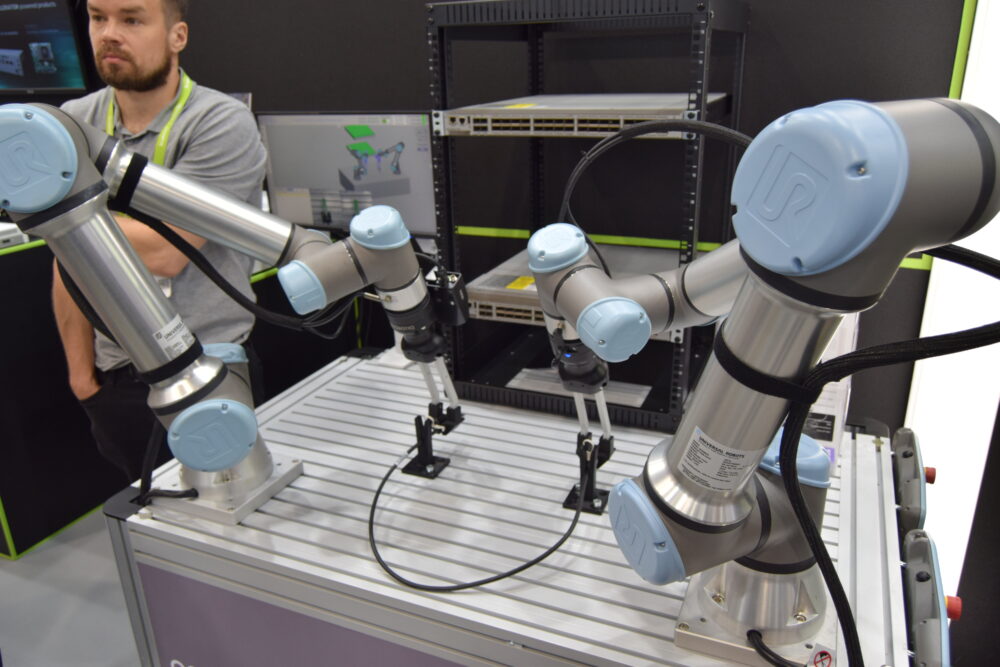 フィジカルAIの実用化を想定し、複数のロボットアームを連携させるInnodiskのデモ