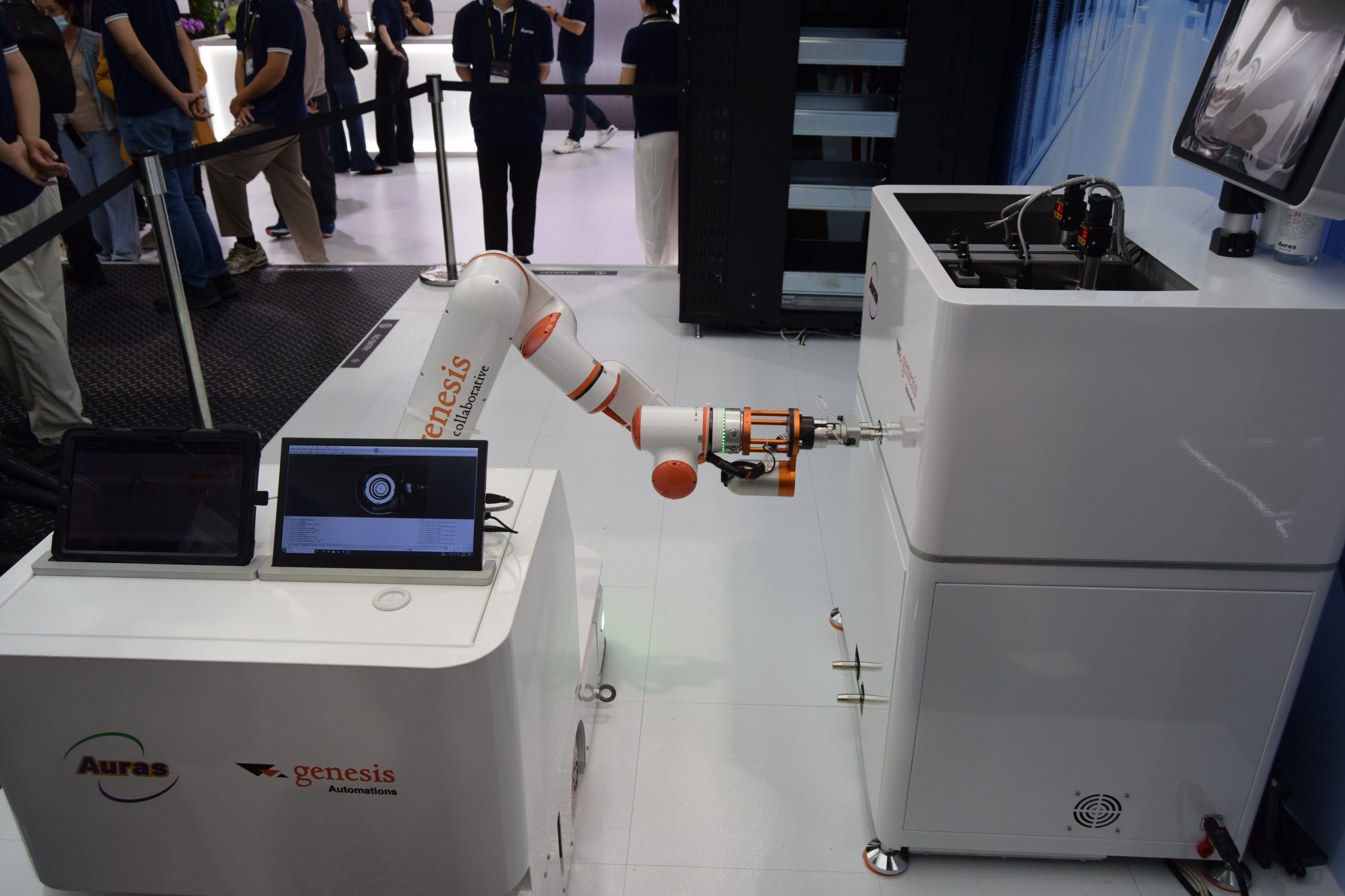 Genesisと共同開発した自動給水・水質管理ロボット