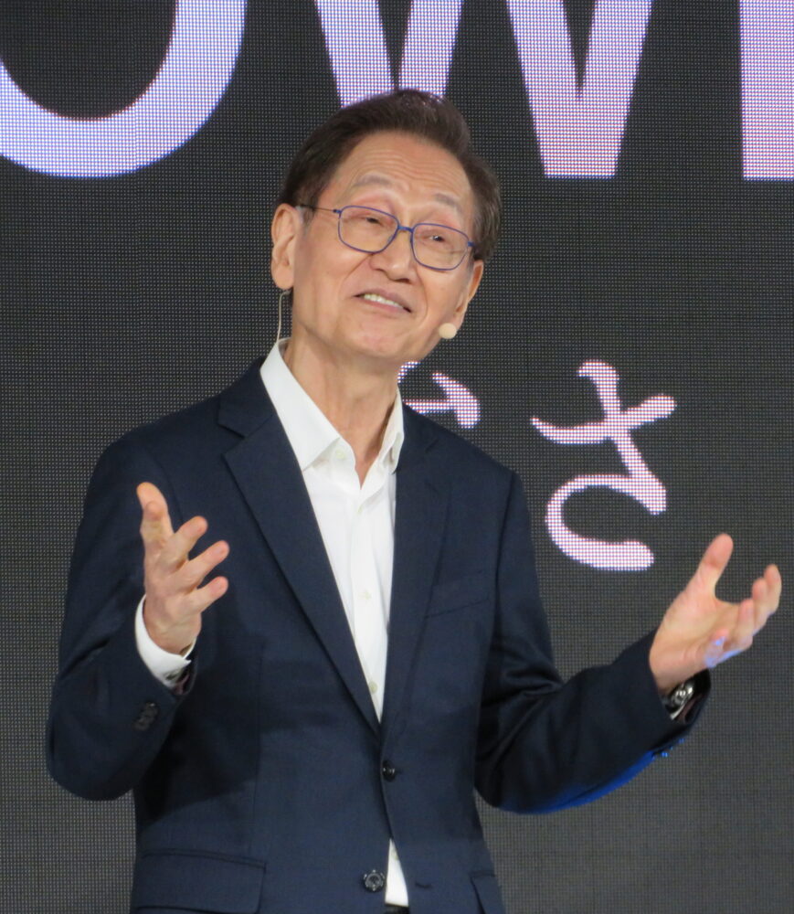 国内外での事業戦略を説明するシー会長