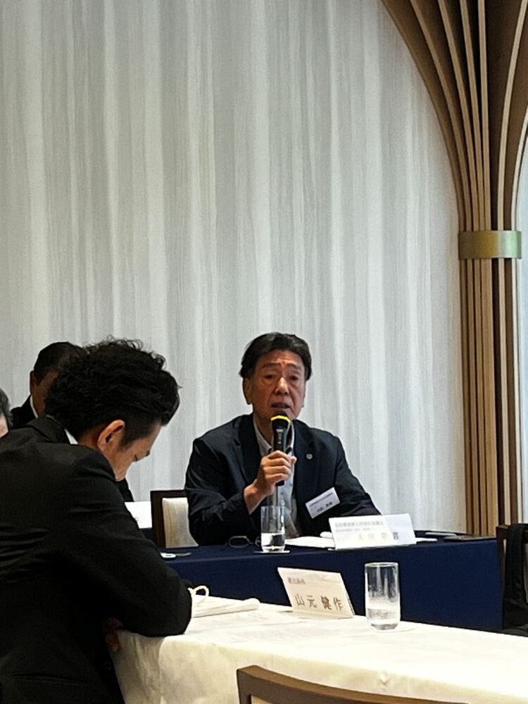 あいさつをする本田敬喜理事長