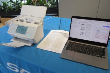 「PDFの日」に合わせ、アドビとPFUがAI活用提案　紙文書を「使える情報」に　ScanSnapとAcrobatでデモ
