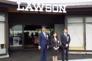 ローソンとKDDI、安心して暮らせるマチづくり構想の1号店を開店　AIやドローンを活用 