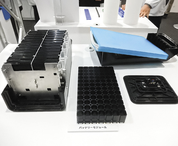 旭化成は、変形PPE樹脂「ザイロン 車載バッテリー向けグレード」を使用したバッテリーモジュールを展示した
