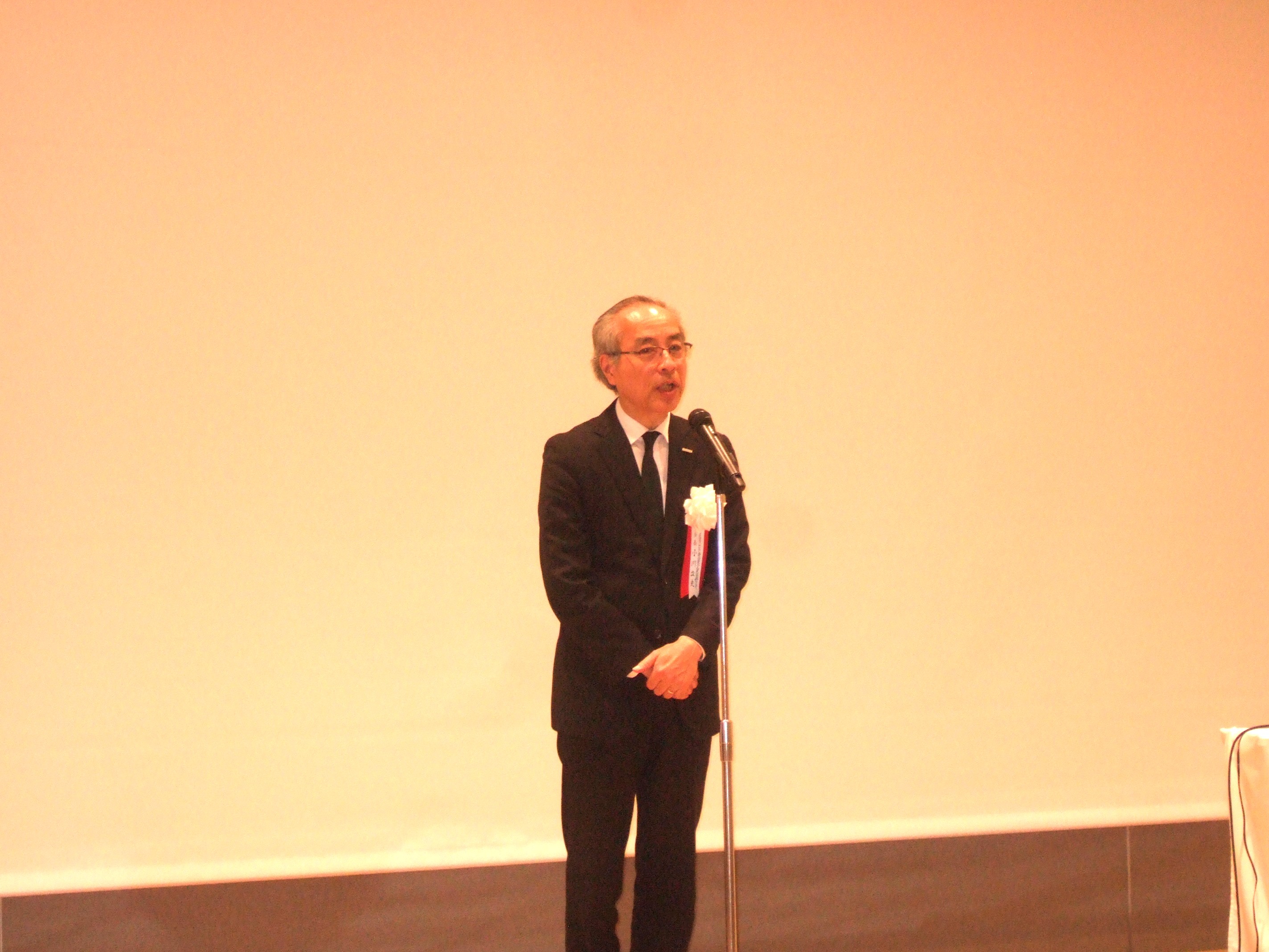 あいさつする小川立夫会長