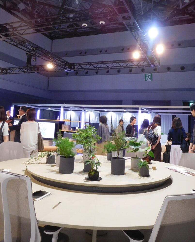 AI画像解析の在席検知は360度カメラ（写真上部）の映像で在席を把握する（2日、東京ビッグサイト「オルガテック東京」会場）