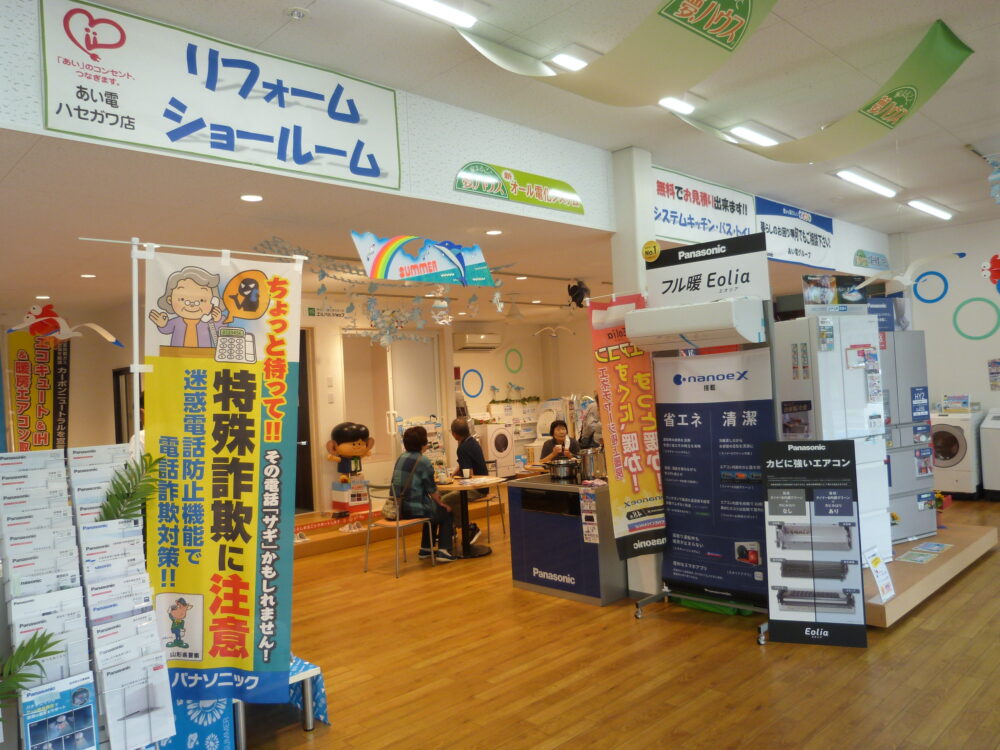 店内の目立つ位置にエアコンを展示して訴求している