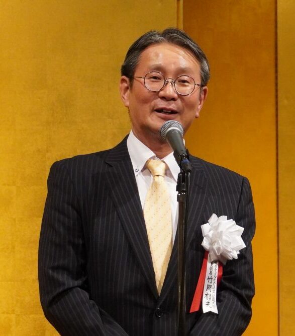 あいさつする竹間支部長