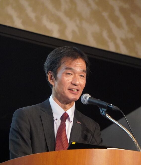 あいさつする奥田支社長