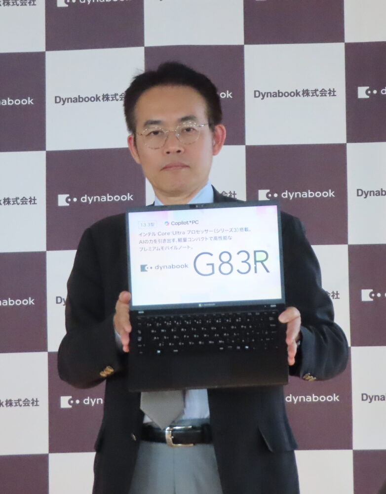 新製品を紹介する杉野統括部長