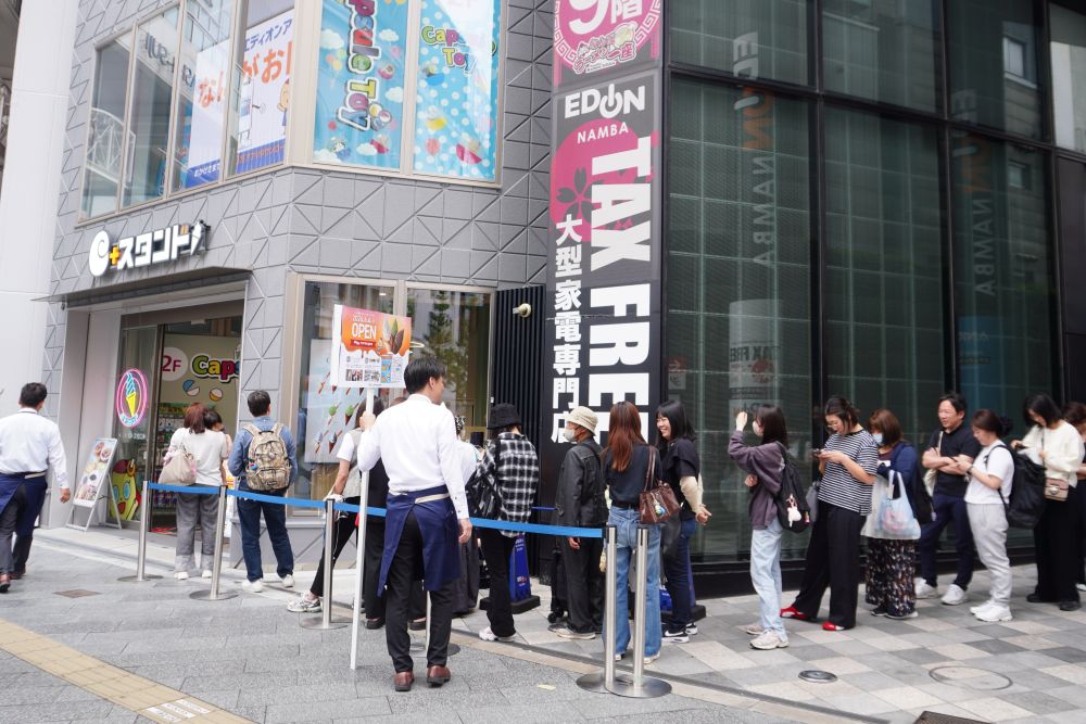 飲食コーナー「e＋スタンド」に並ぶ来店客
