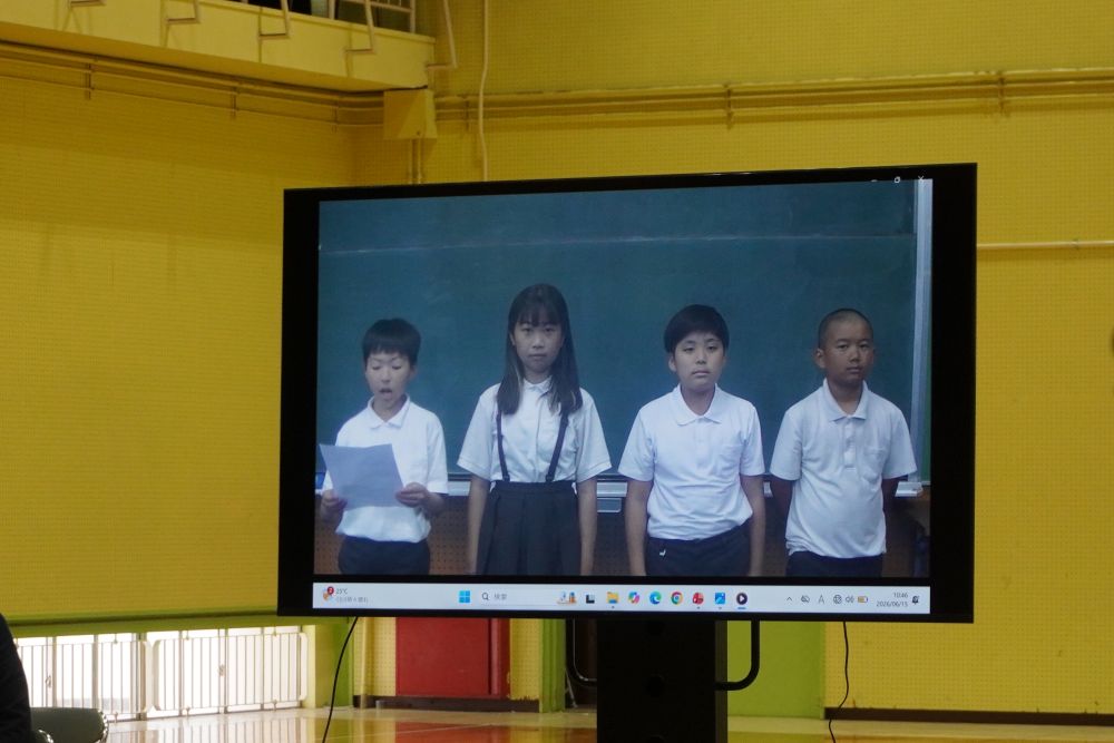Joshinが寄付したテレビで児童からのメッセージを放映