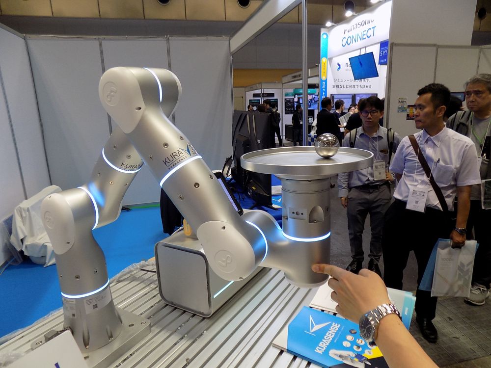 クラボウは力を加えてもボールを落とさない高精度な協働ロボットを紹介した