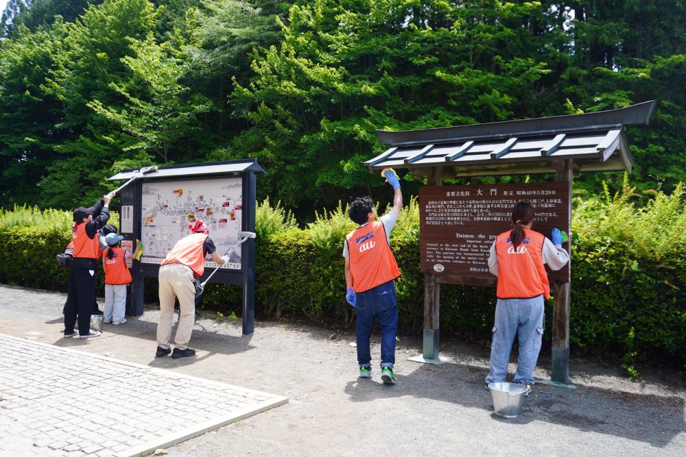 看板の清掃も実施した